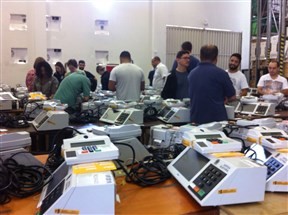 Urnas começam a ser lacradas em Maringá